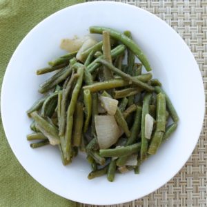 sautéed green beans with caramelized onions
